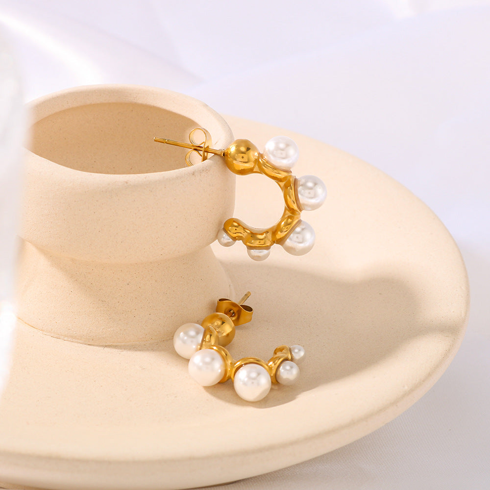 Orecchini a perno minimalisti a forma di C in acciaio inossidabile con intarsio di perle e placcatura sottovuoto in oro 18K da donna