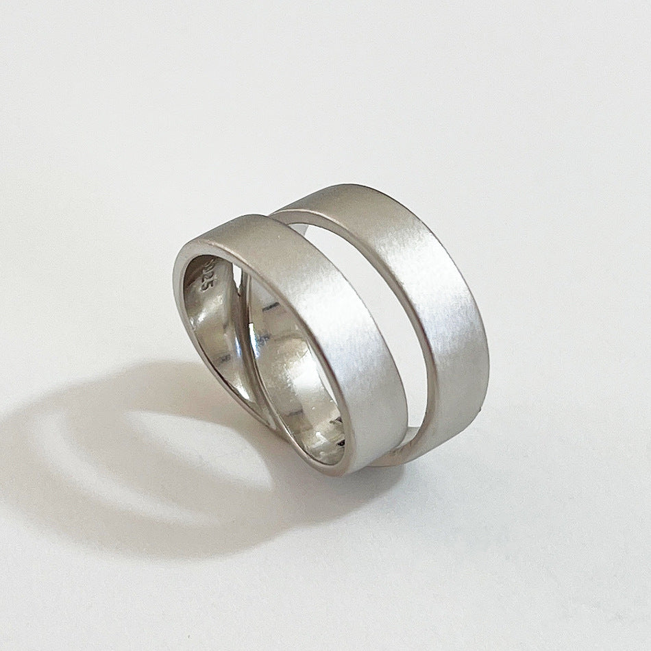 Anello Minimalista in Argento Sterling 925 con Motivo Geometrico Opaco e Design Mobius
