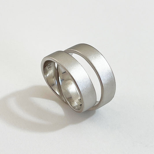 Anillo Minimalista de Plata Esterlina 925 con Diseño Geométrico Mate Mobius