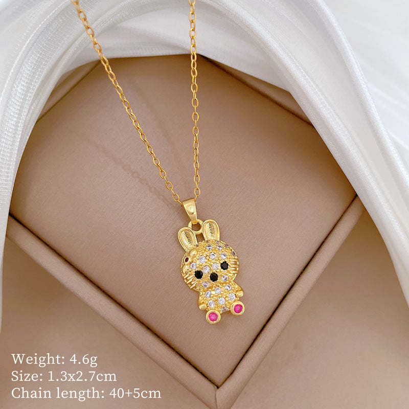 Collana con pendente a forma di coniglio dalle orecchie lunghe e dagli occhi rossi in acciaio al titanio di lusso per donna, con intarsio completo di strass, design geometrico e catena elegante per la clavicola