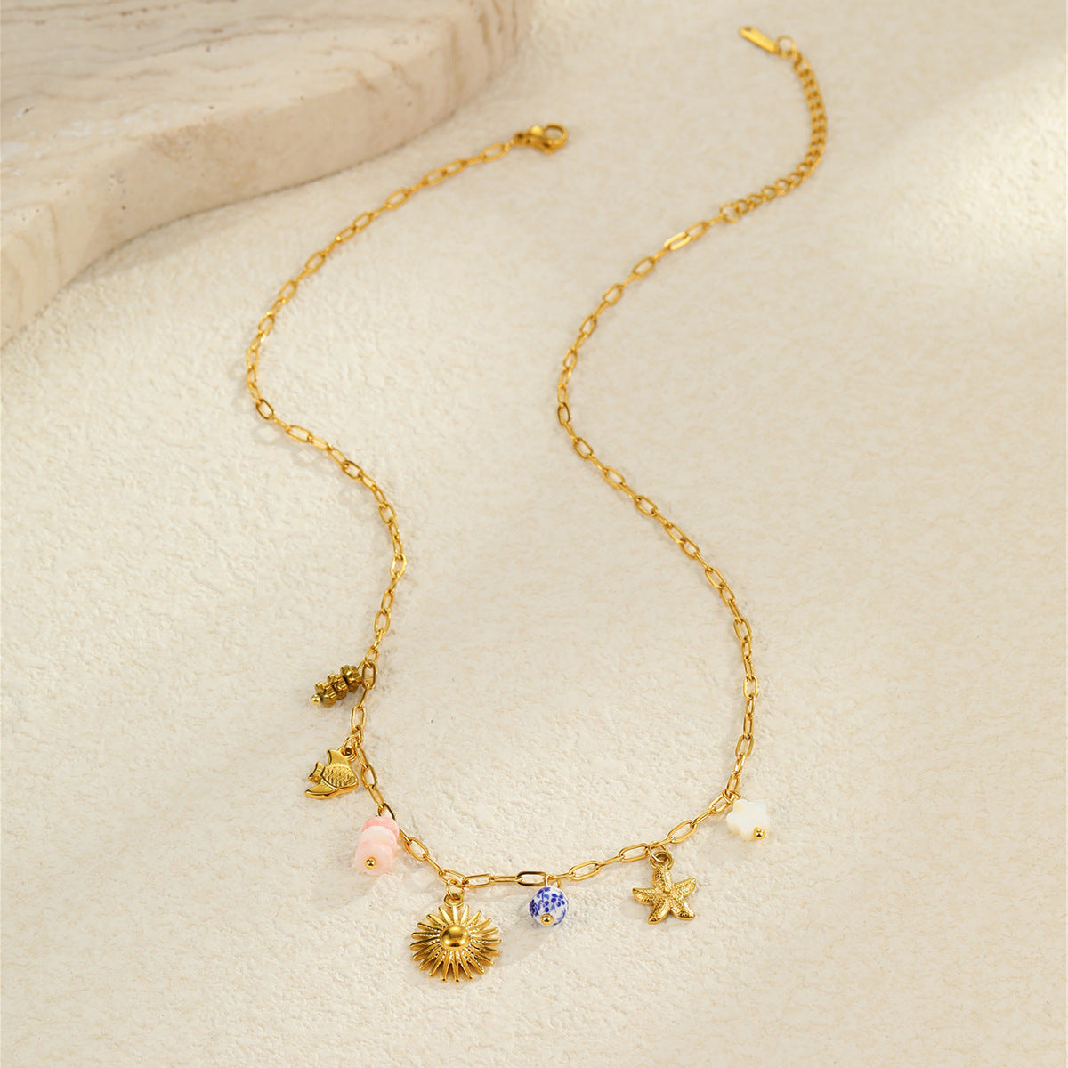 Elegante collar de acero de titanio con diseño floral y de conchas marinas inspirado en el océano, chapado en oro de 18K para mujer