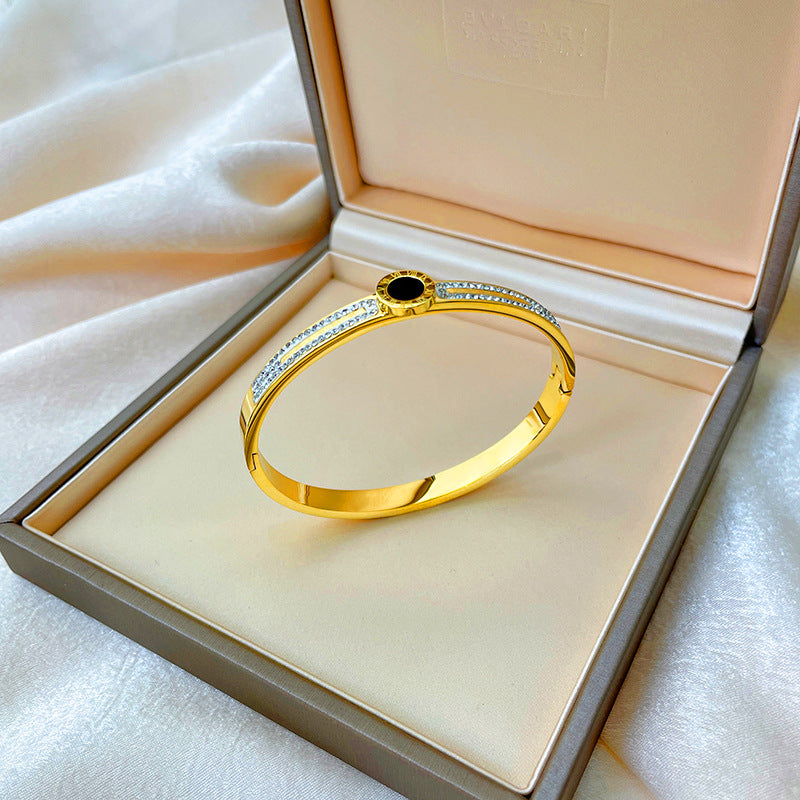 Bracciale minimalista in titanio e acciaio placcato oro rosa con intarsio in strass e design dalla forma irregolare