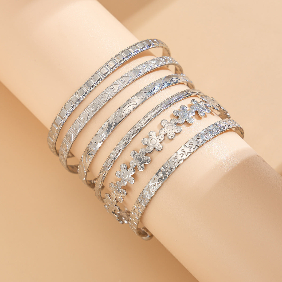 Elegante pulsera de metal grabada con diseño floral para mujer con acabado chapado, joyería apilable estilo urbano de Instagram