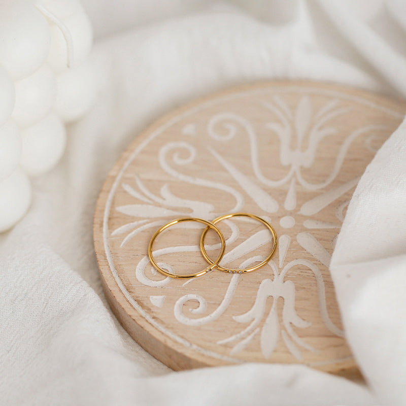 Anello Minimalista Geometrico da Donna in Acciaio al Titanio con Intarsi di Strass, Finitura Placcata, Grazioso, Impilabile, alla Moda