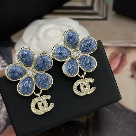 Elegante spilla da donna in ottone placcato con strass floreali