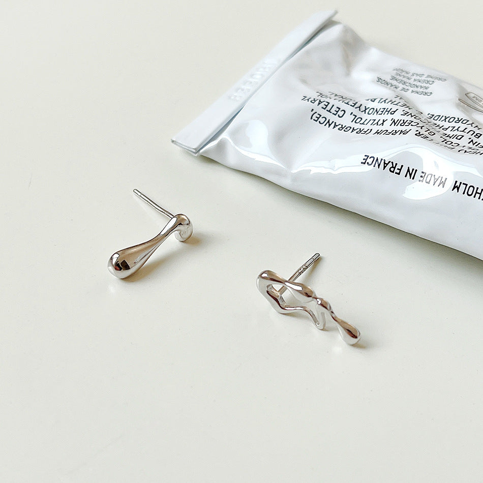 Pendientes Asimétricos Minimalistas con Diseño de Gota en Forma de Nota de Plata de Ley 925