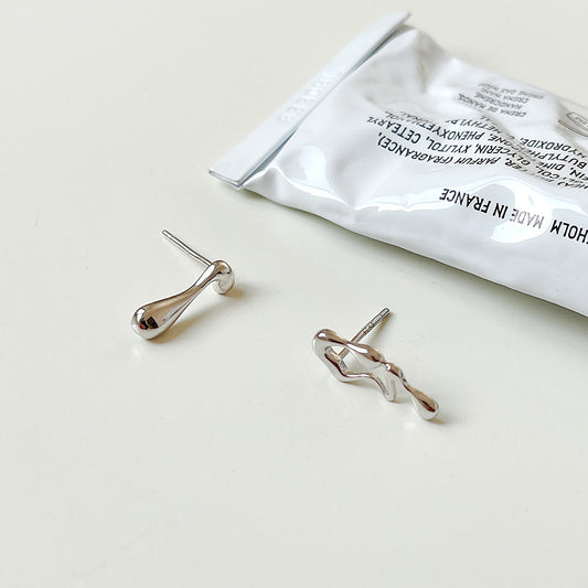 Orecchini a perno asimmetrici minimalisti a forma di nota in argento sterling 925 con design a goccia