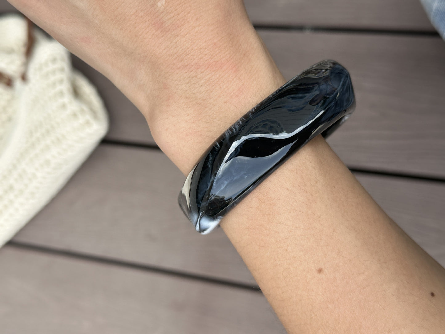 Bracciale da donna a polsino aperto in acrilico con gradiente geometrico elegante e alla moda