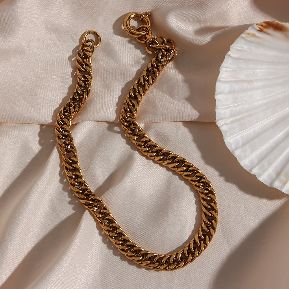 Collana girocollo minimalista geometrica in acciaio inossidabile placcato oro 18K con catena cubana e pendente in acciaio al titanio