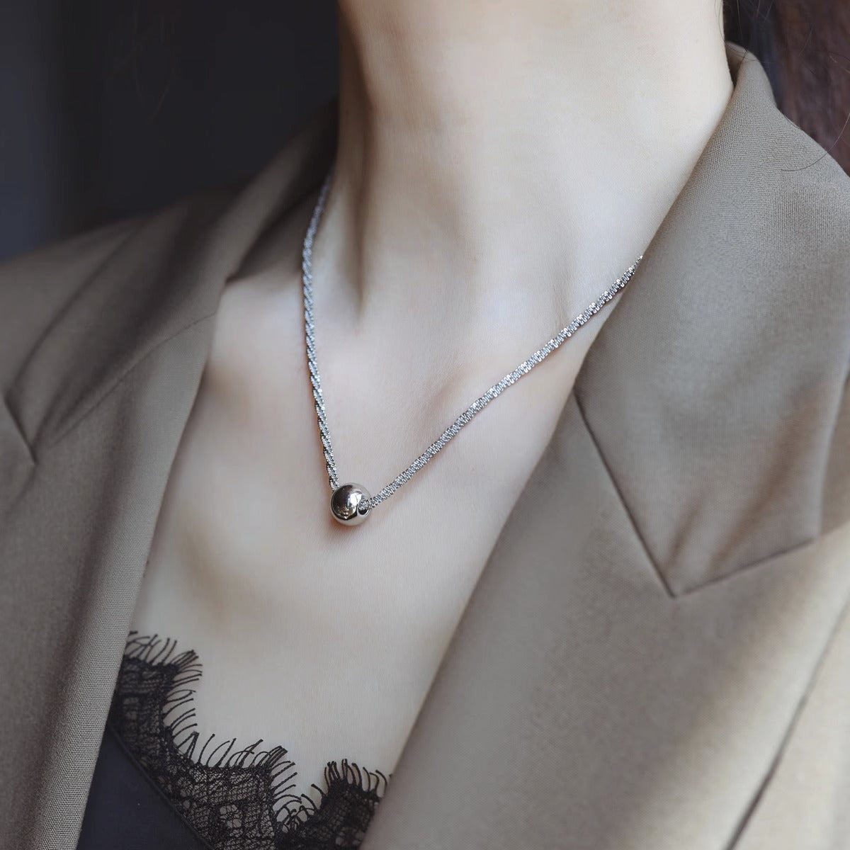Collana con clavicola placcata in acciaio al titanio a forma irregolare dal design originale con motivo a stelle intere