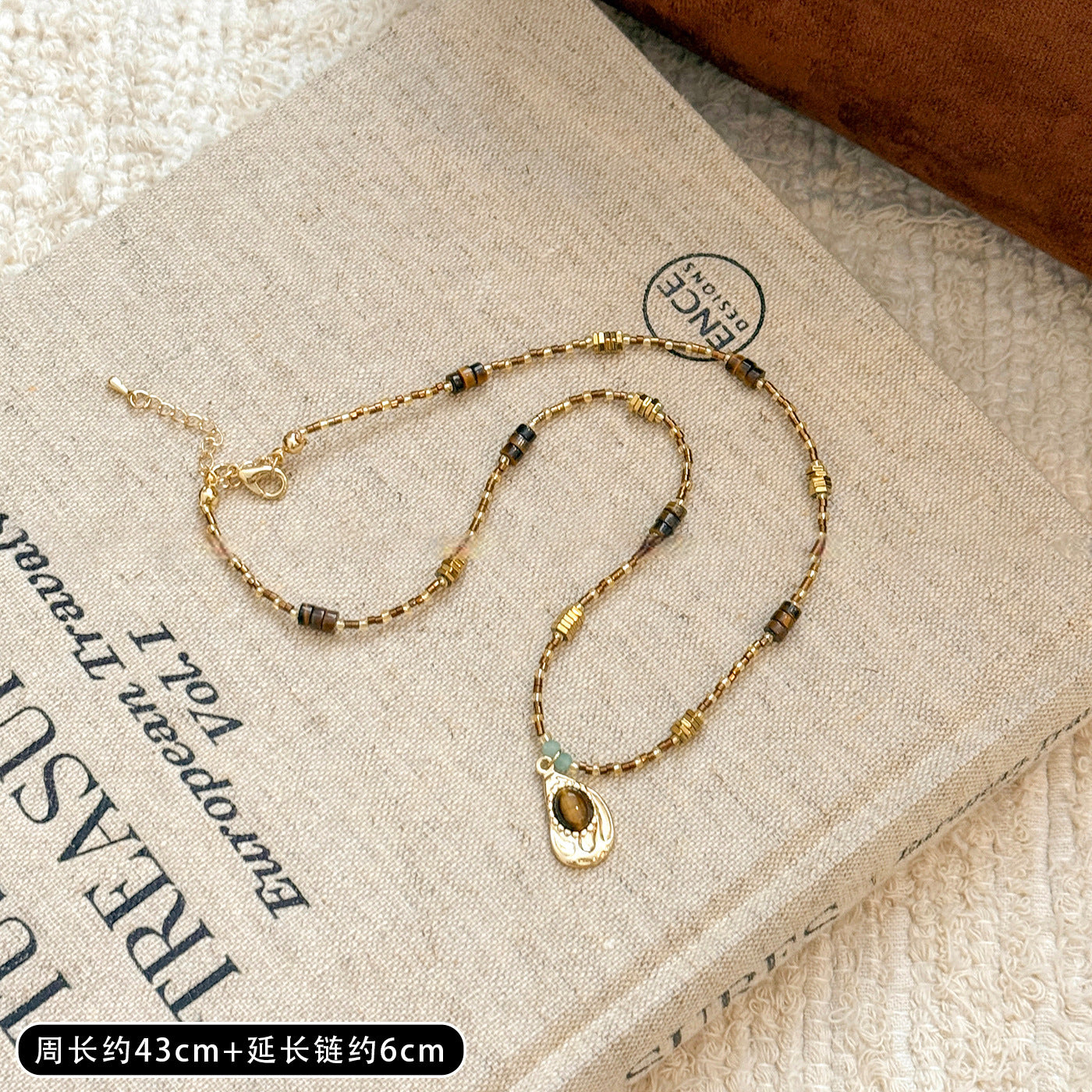 Collana pendente occhio di tigre in stile retrò con design geometrico da donna, catena a maglie color oro, accessorio minimalista di lusso
