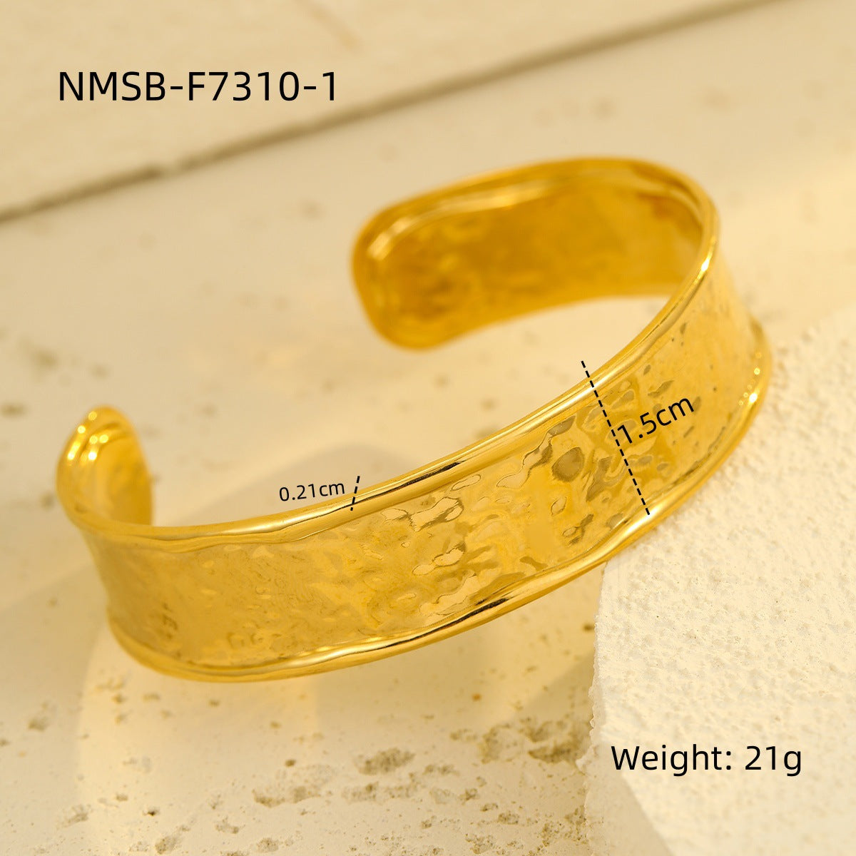 Pulsera de acero titanio de estilo vintage con acabado pulido y patrón circular texturizado para mujer