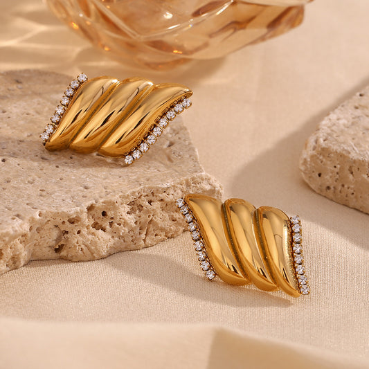 Pendientes de tuerca de alas de ángel geométricos minimalistas de moda para mujer en acero inoxidable con baño de oro de 18 quilates e incrustaciones de circonitas