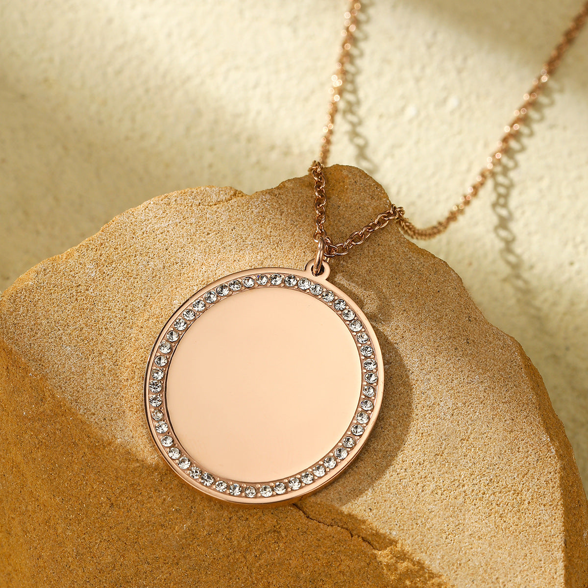 Collana pendente da donna minimalista placcata oro 18 carati in acciaio inossidabile con intarsio geometrico a diamante, ciondolo a barra fai da te