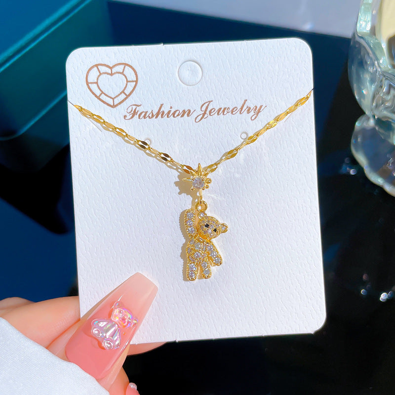Collana da donna con orso geometrico di lusso intarsiato di strass in acciaio al titanio