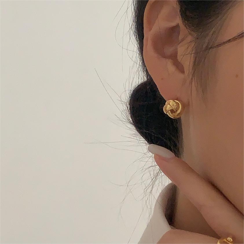 Pendientes minimalistas con letras geométricas bañados en plata de ley 925