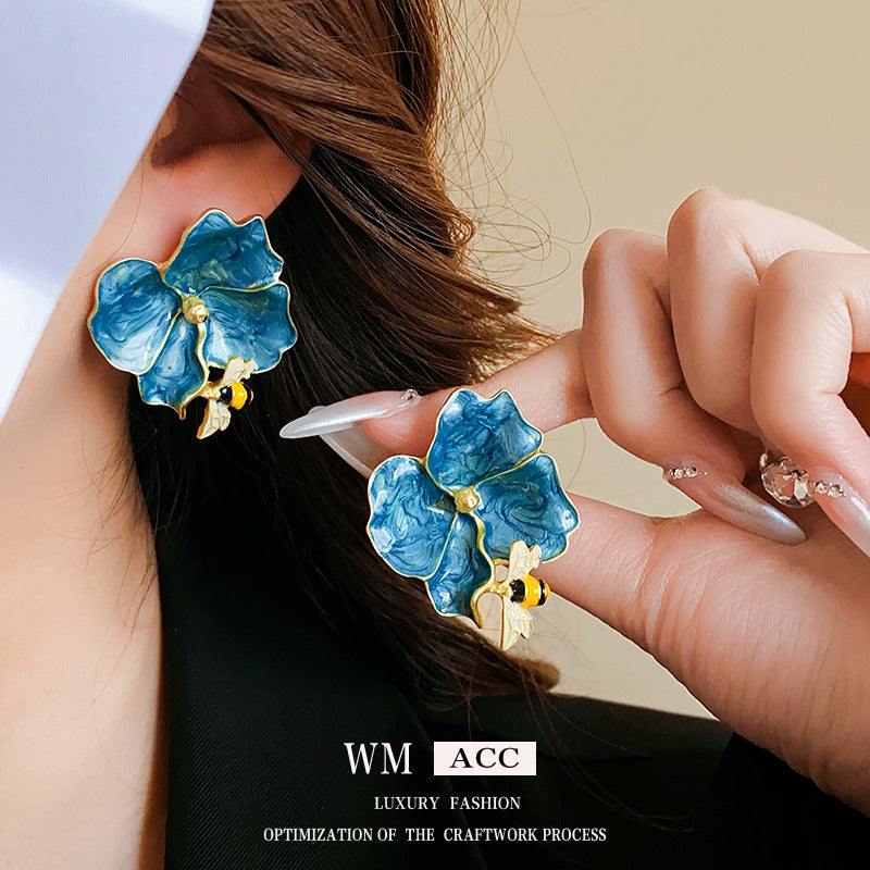 Pendientes vintage de abeja floral con detalles esmaltados en cobre y postes de acero para mujer