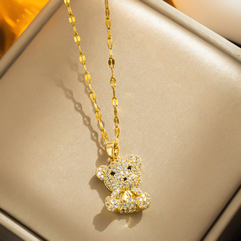 Collar minimalista de oso con micropavé de acero de titanio para mujer con cadena de bambú