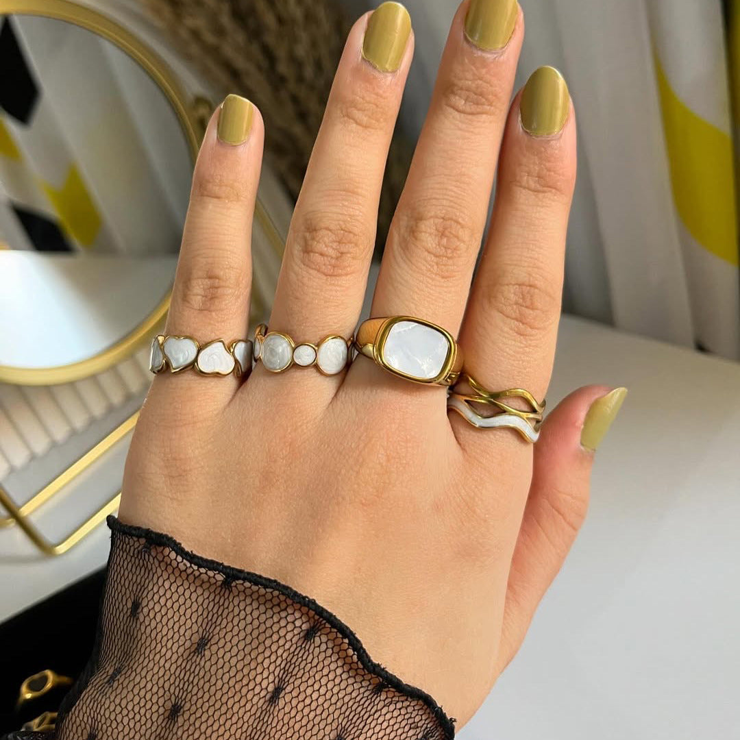 Anillo minimalista de acero de titanio con forma de girasol para mujer, con banda abierta ajustable y acabado chapado en oro