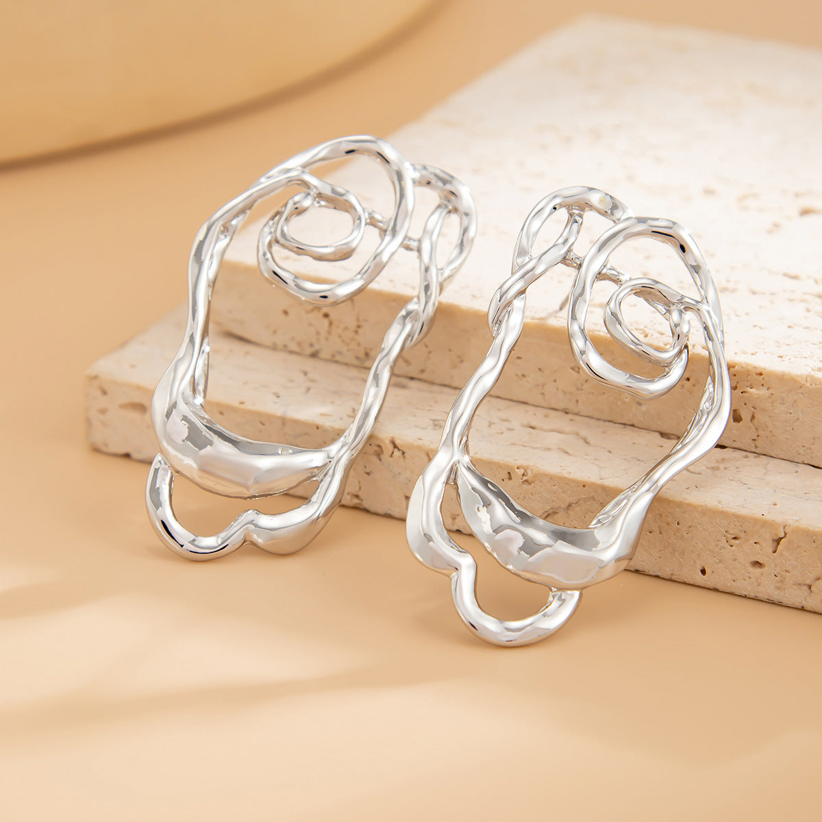 Pendientes minimalistas de aleación con forma geométrica de C irregular, chapados en oro, para mujer