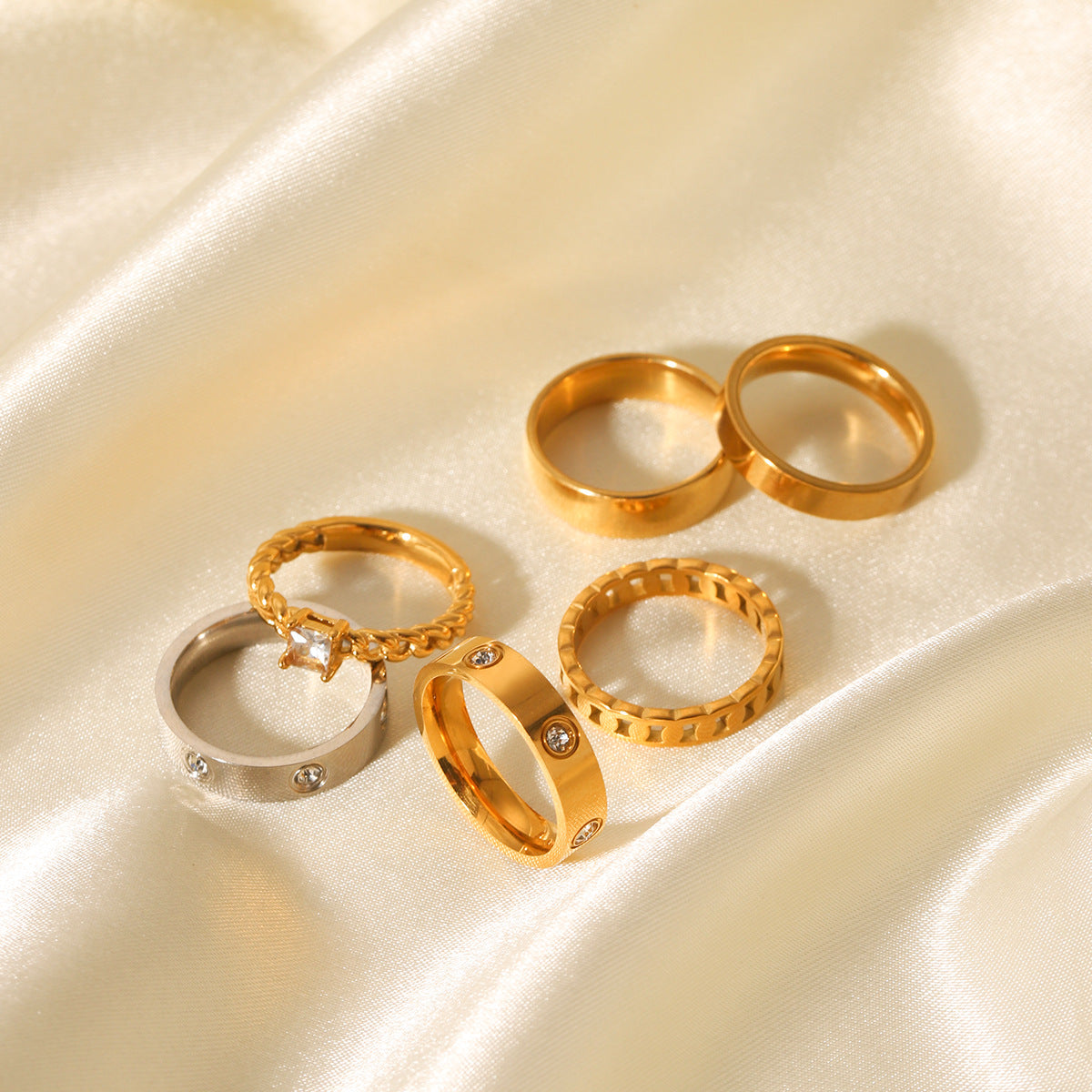 Anello da donna minimalista in acciaio inossidabile placcato oro 18 carati con intarsio di strass