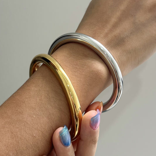 Bracciale minimalista geometrico in acciaio inossidabile da donna con placcatura in oro e design a polsino aperto