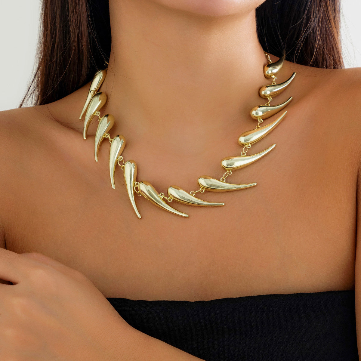 Edgy Geometric Teardrop Pendant Necklace for Women Alloy Chain with Plated Finish