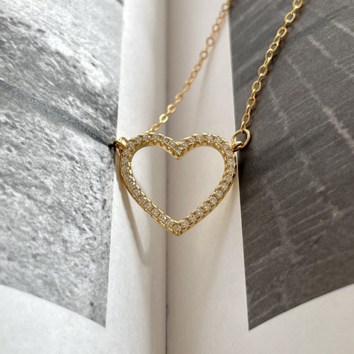 Collana con Ciondolo a Cuore Minimalista in Argento Sterling 925 con Intarsi di Strass e Placcatura in Oro su Catena a Croce