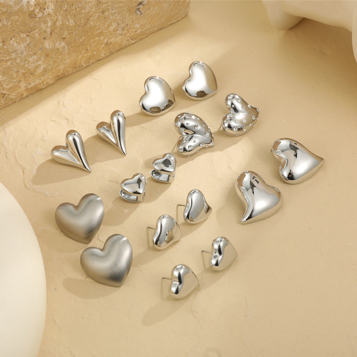 Orecchini a perno da donna in acciaio inossidabile a forma di cuore, minimalisti ed eleganti, con finitura placcata