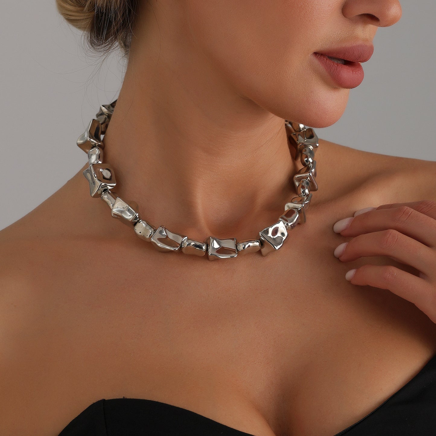 Minimalist Geometric Irregular Pendant Necklace for Women with Electroplated Plastic Resin and Clavicle Chain