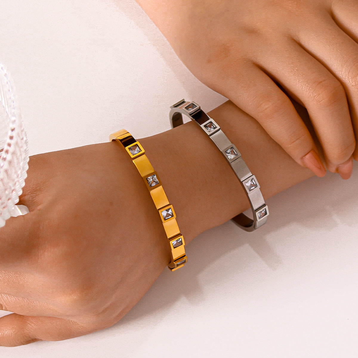 Bracciale quadrato geometrico in acciaio al titanio con intarsio di zirconi e placcatura sottovuoto in oro 18K da donna
