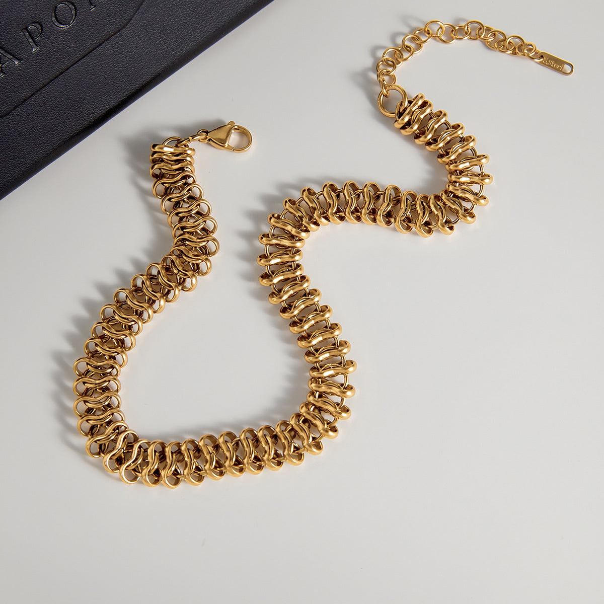 Collar cubano minimalista geométrico de acero de titanio con chapado de oro PVD de 18K para mujer