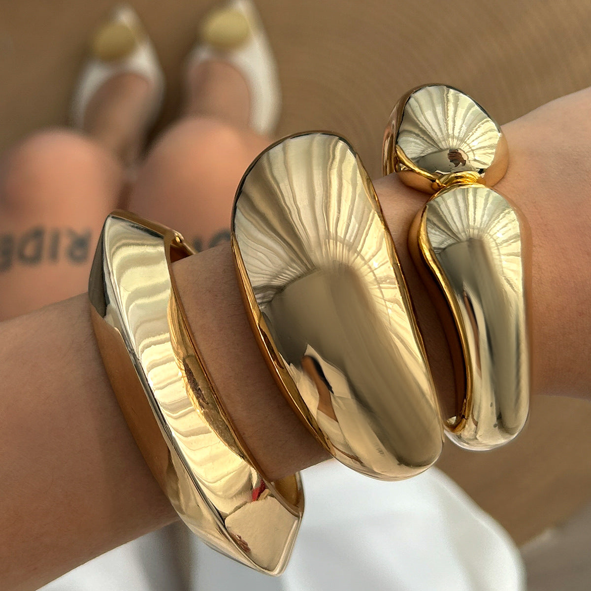 Bracciale rigido geometrico da donna in lega in stile cyberpunk retrò con finitura placcata