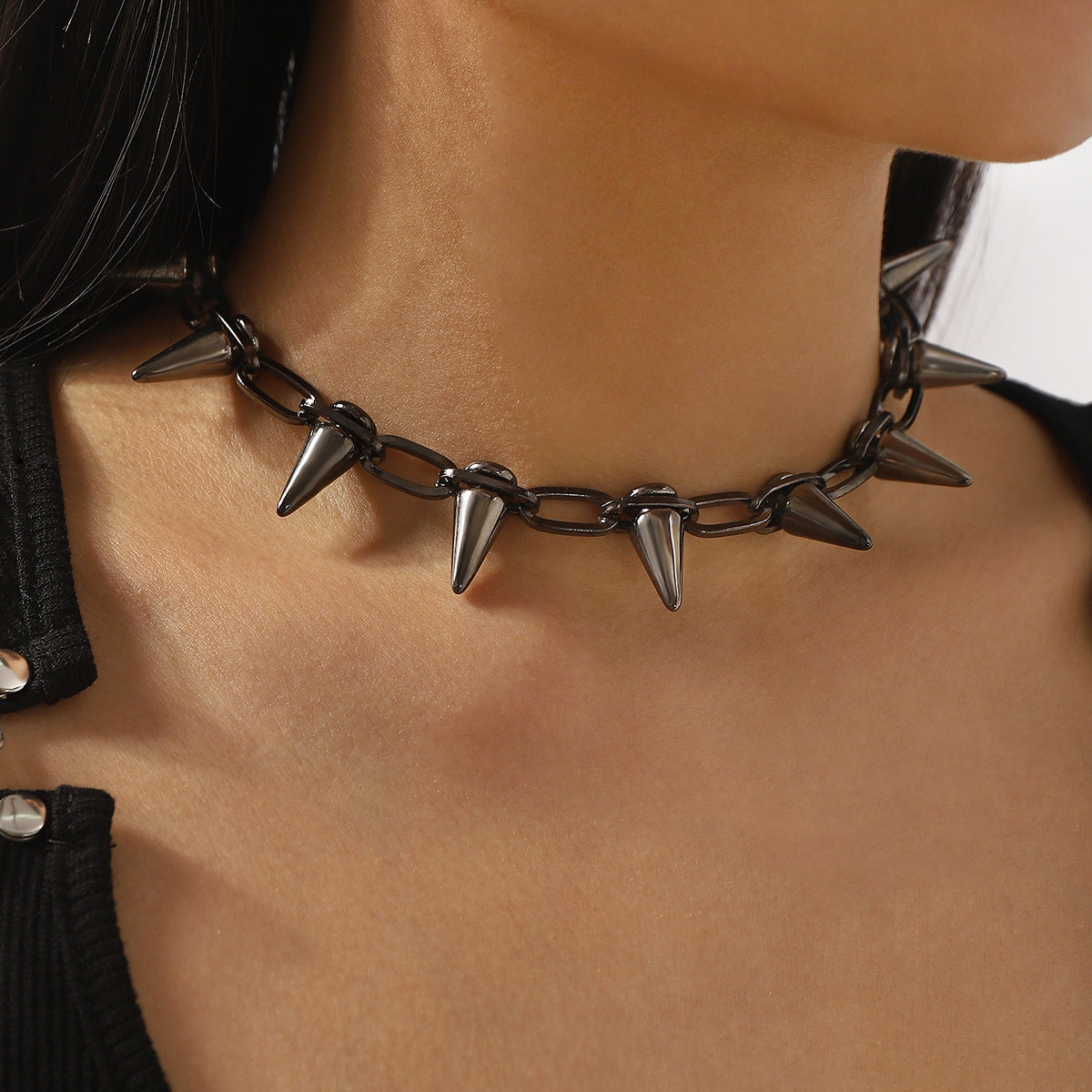 Collana a clavicola da donna in ferro placcato nero con rivetti stile punk