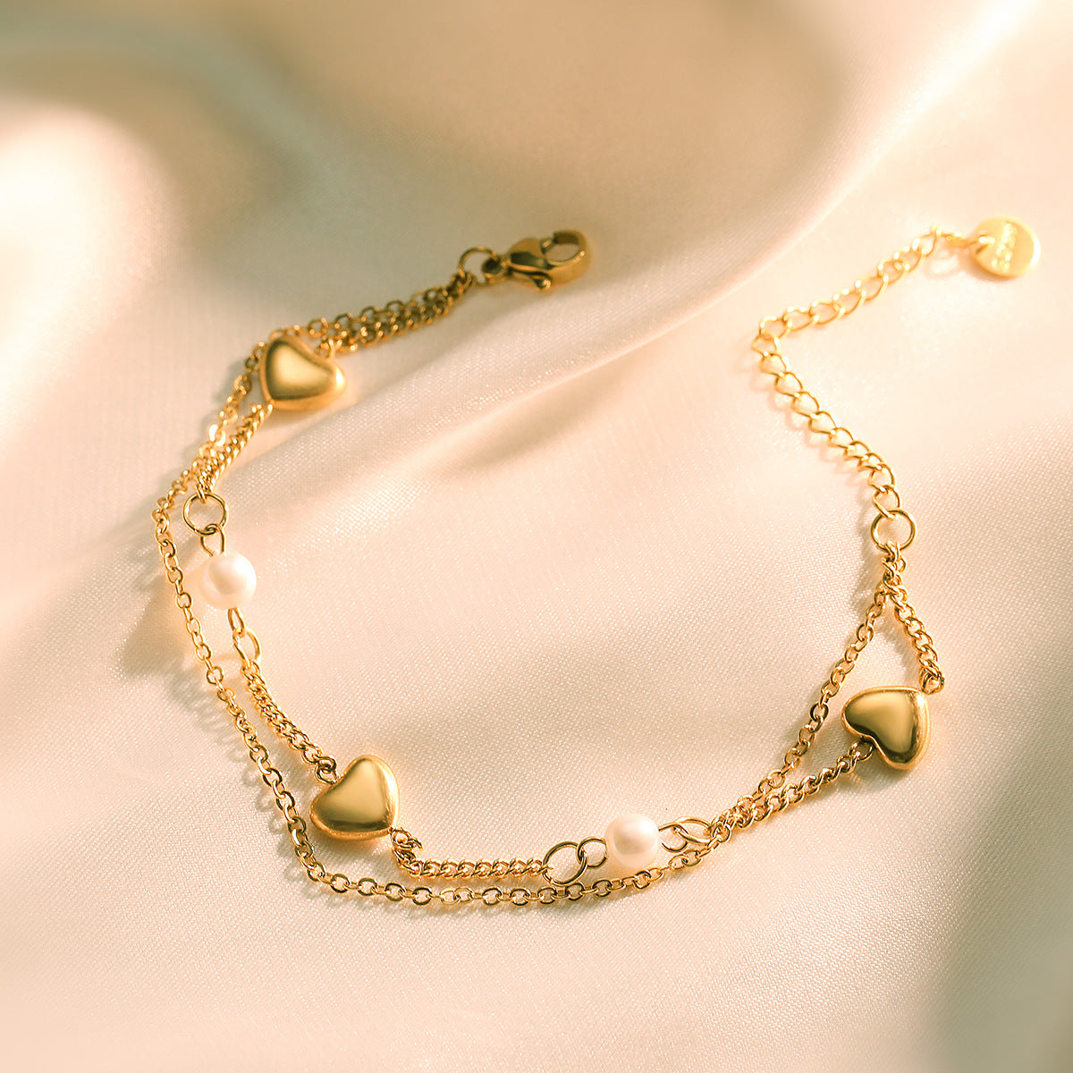 Bracciale Geometrico Minimalista a Doppio Strato in Acciaio al Titanio con Ciondoli a Cuore e Stella Placcati Oro da Donna