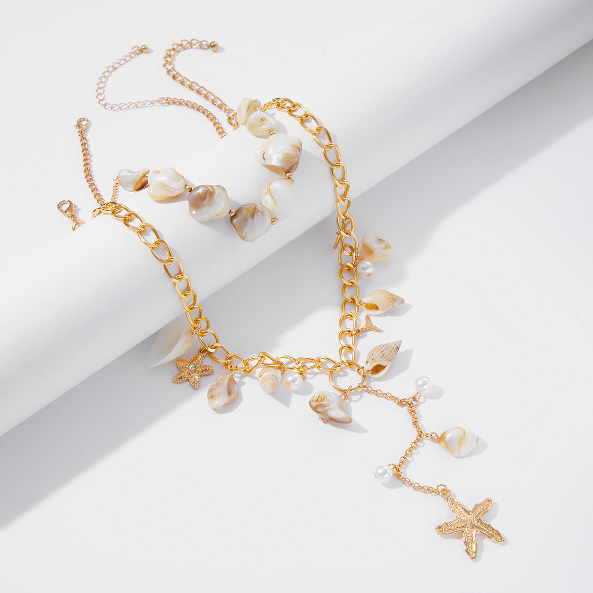 Collana pendente a conchiglia a forma di stella minimalista con leghe e perle sintetiche su catena in ferro e alluminio galvanizzato