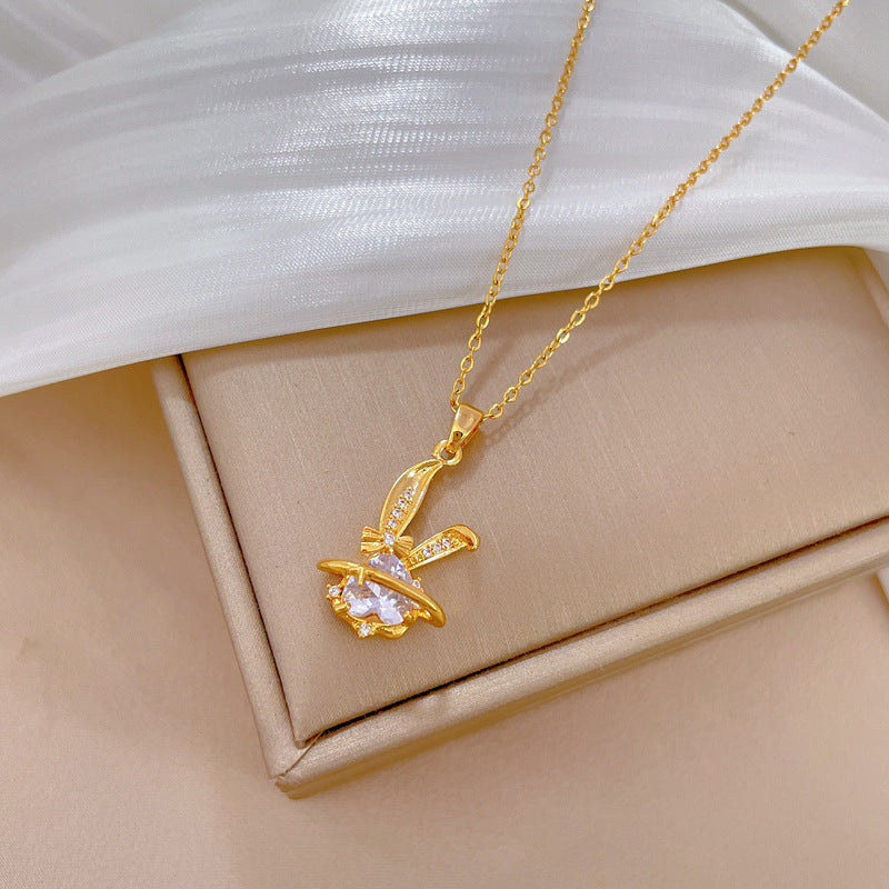Elegante collar de acero inoxidable con diseño de conejo e incrustaciones de diamantes de imitación para mujer y hombre, colgante geométrico minimalista en cadena de acero de titanio