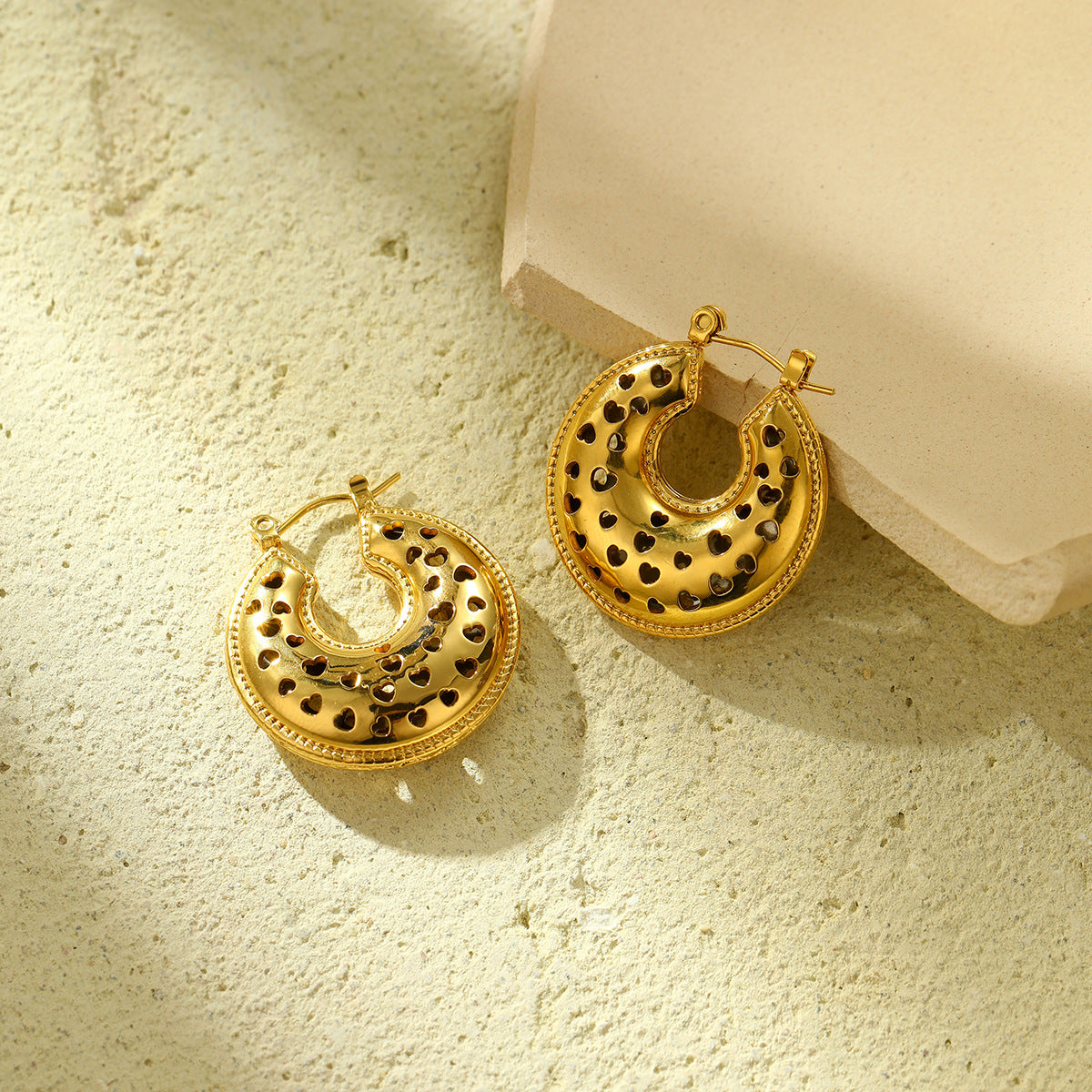 Pendientes de acero de titanio con forma de corazón hueco de estilo vintage para mujer con acabado chapado y diseño en forma de C