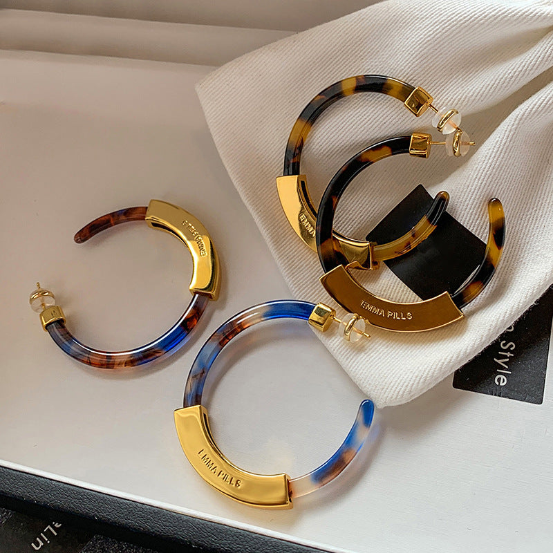 Pendientes Minimalistas Geométricos en Forma de C de Resina con Baño de Oro de 18K y Postes de Plata 925