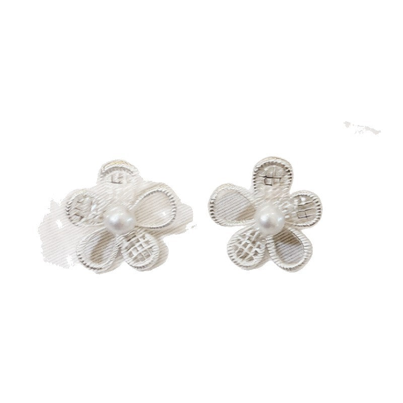 Orecchini a perno con perle floreali, eleganti e minimalisti, con perni in acciaio placcato da donna