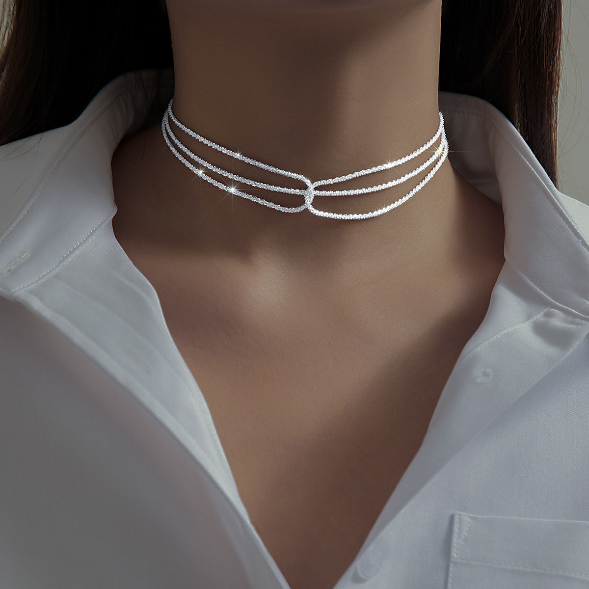 Collana a più strati geometrica minimalista da donna con base in rame e finitura galvanizzata