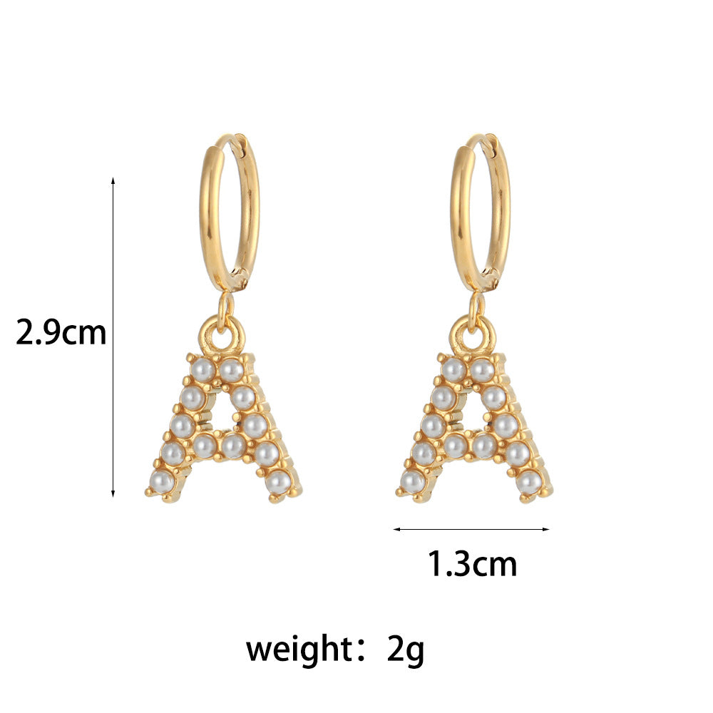 Orecchini a perno a forma di lettera dal design minimalista per donna in acciaio inossidabile con placcatura in oro 18 carati e dettagli in perle