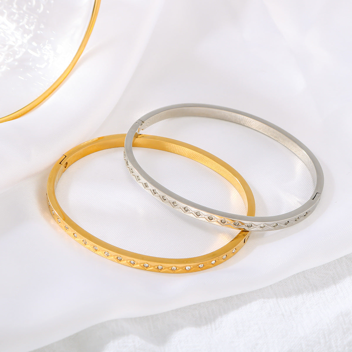 Minimalist Narrow Stainless Steel Bracelet with 18K Gold Plating and Rhinestone Inlay, Geometric Diamond-Shaped Toggle Clasp
