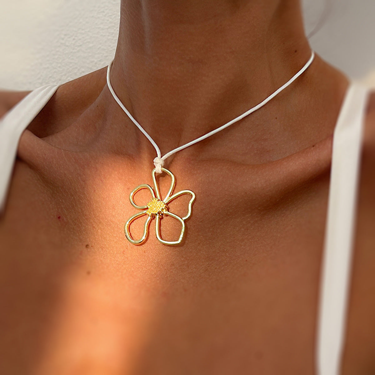 Collana Girocollo Pendente Floreale Minimalista da Donna in Lega Metallica con Design Vuoto Stile Instagram