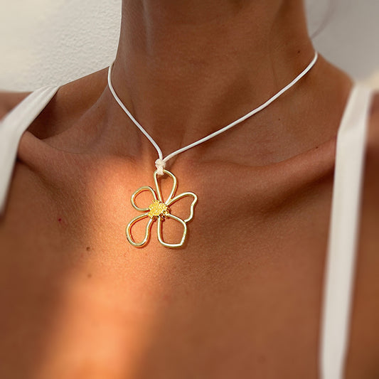 Collana Girocollo Pendente Floreale Minimalista da Donna in Lega Metallica con Design Vuoto Stile Instagram