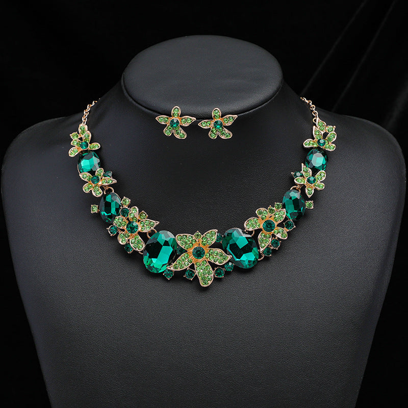 Exaggerated Vintage Floral and Leaf Pendant Necklace Set with Rhinestone Inlay on O-Chain Alloy Jewelry for Women