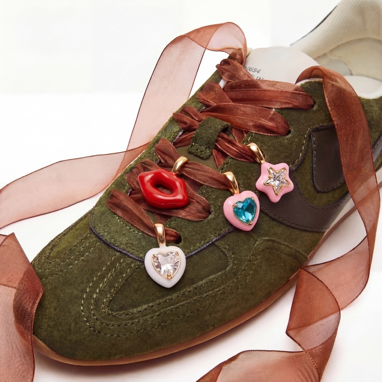 Ciondolo per scarpe placcato in ottone a forma di cuore, minimalista, con cordino e animale