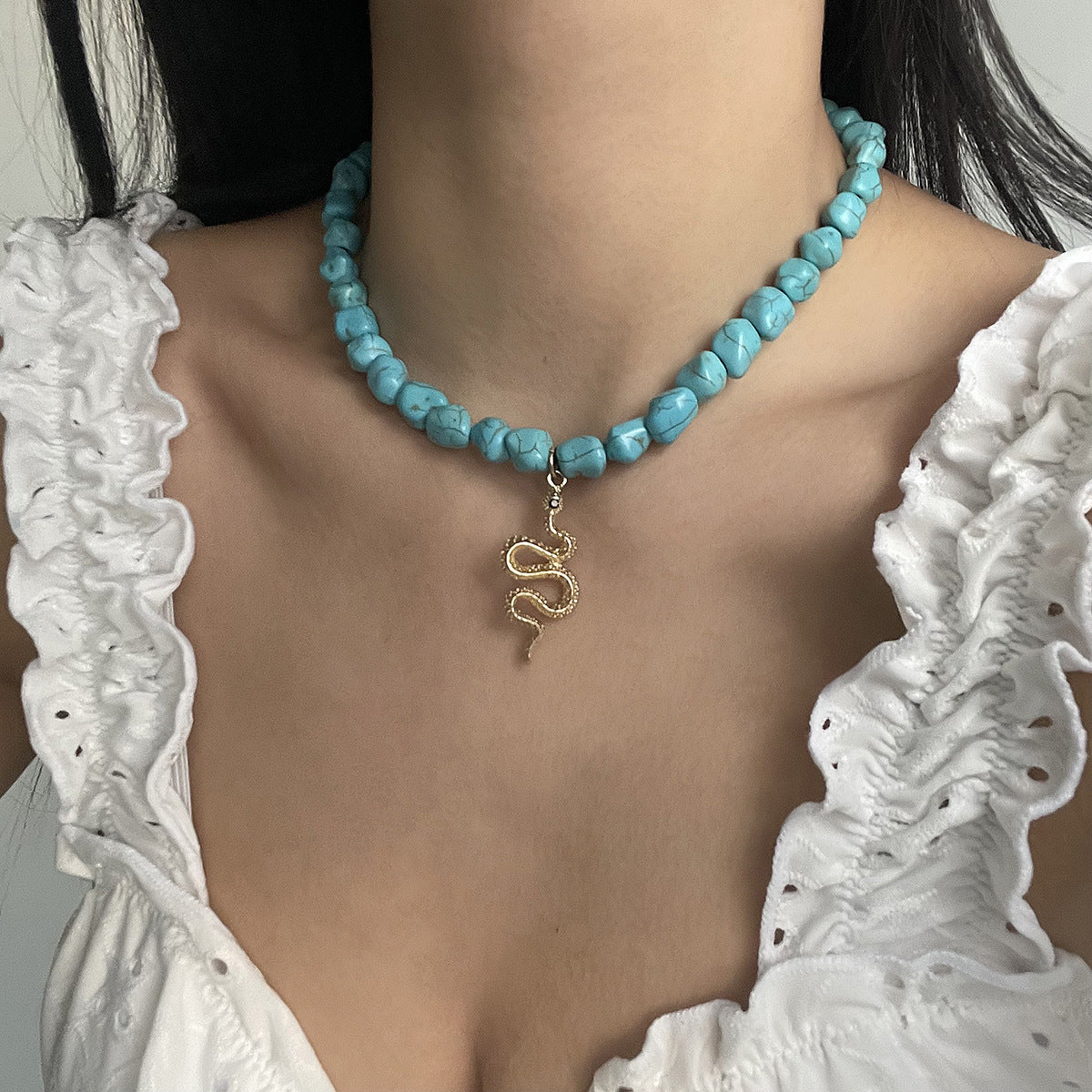 Collana con ciondolo in stile bohémien con occhio di Allah turchese e lega con forme geometriche e a cuore per donna