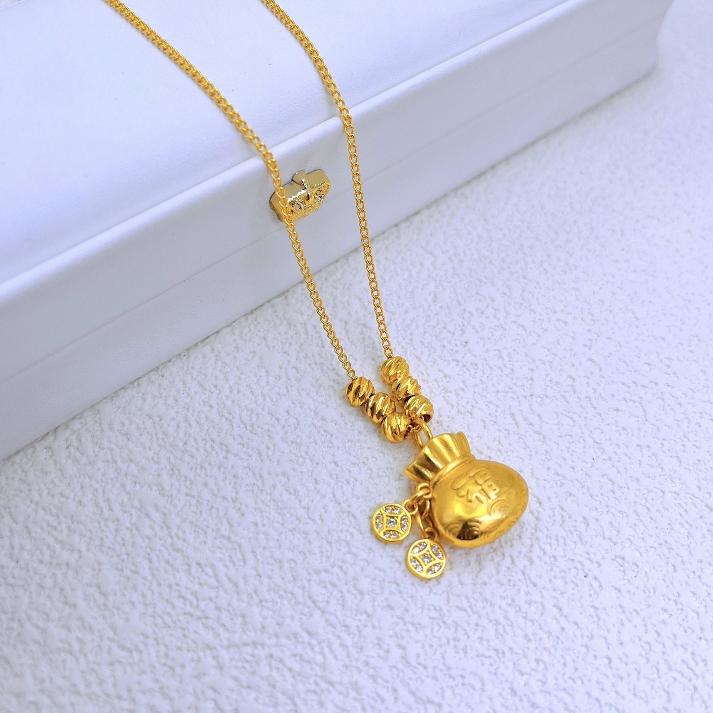 Collana Geometrica Minimalista a Forma di Borsa per Soldi in Acciaio al Titanio con Ciondolo in Rame Placcato Oro, Accessorio Moda Elegante e Versatile
