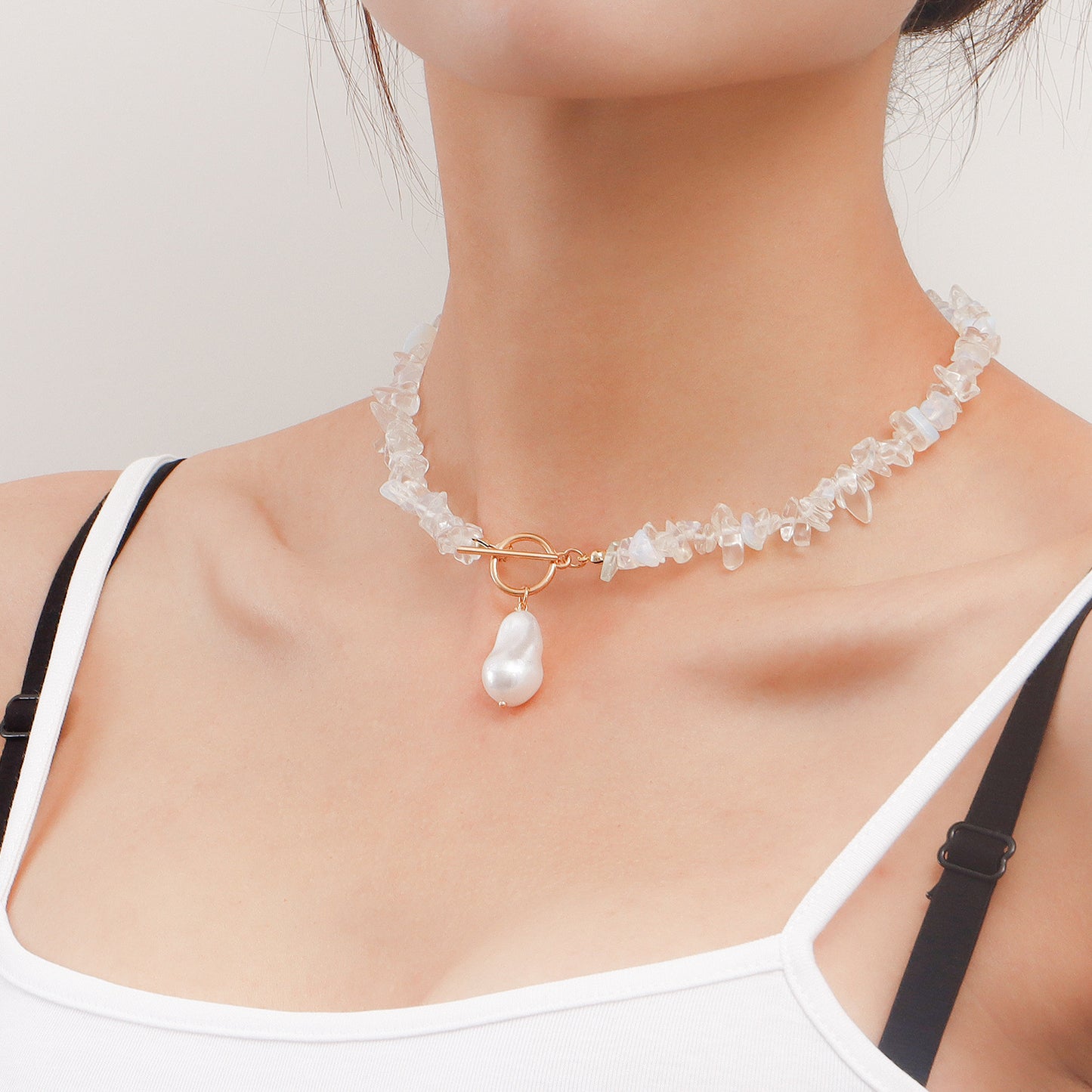 Fashionable Geometric Pendant Necklace for Women in Alloy with Mother-of-Pearl Inlay and Rhodium Plating